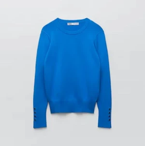 Zara tröja med guldknappar - Så gullig blå zara tröja med gulddetaljer på ärmarna, lånade bilder så skriv privat för egna❤️ köpare står för frakten, tröjan är i storlek S och i jätte bra skick då den ä använd ca 2 gånger! Skriv om ni har funderingar, kram!