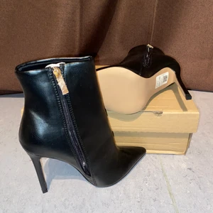 Trendiga högklackade skor (oanvända) - Helt nya och oanvända svarta skor 🥰 Strlk 38. Supersnygga och sköna men beställde fel storlek och hann inte returnera. Köparen står för frakten💕