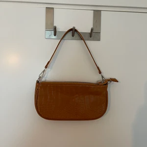 brun mindre väska  - fakeläder