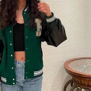 Varsity jacka - Populär varsity jacka som funkar för både killar och tjejer. Första bilden är tagen från Pinterest men jag bär den i storlek M och är 170 lång. Lägg bud från 300 eller köp direkt för 600+frakt. skriv om ni vill ha fler bilder! HÖGSTA BUD JUST NU: 400 kr