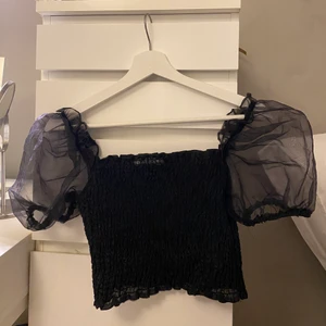 Svart croptop  - Säljer en svart croptop från NAKD. Använd fåtal gånger. Vill ni se hur den sitter på, skicka iväg ett meddelande. 🤎