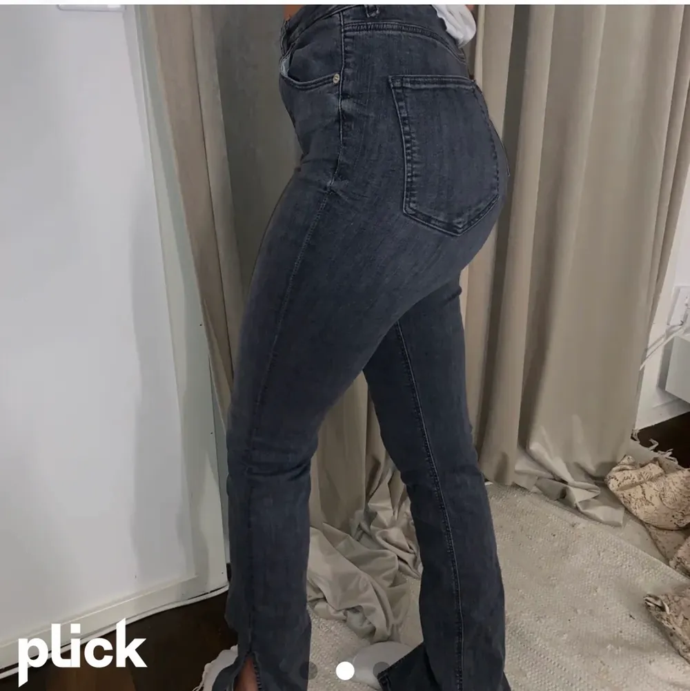 Säljer dessa skit snygga jeans från zara då dem ej kommer till användning💖 lånad bild!!!. Jeans & Byxor.