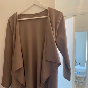 Beige kapp  - Beige kapp från Nelly 