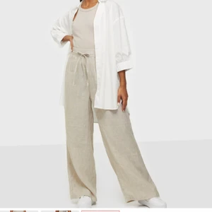 Linnebyxor - Säljer nu mina trendiga linnebyxor, aldrig använda och lapparna kvar!🤍 säljer eftersom jag beställde hem två olika storlekar. HELT SLUTSÅLDA!!🤍 storlek 38 men passar även 36 då dem går att anpassa med knyte i midjan. 