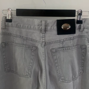 Jeans från sand - Gråa jeans från SAND. Lite slitningar längst ner från att ha varit vikta men annars perfekt skick🌟