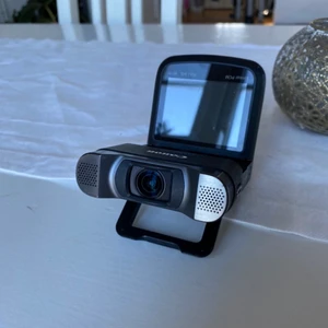 Canon Legria Mini X - Jag säljer en Canon Legria Mini X kamera. Kameran är i väldigt bra skick och bara använd några få gånger. Köpt för cirka 3 år sen. Kameran finns inte längre att köpa i någon butik eller på internet. Laddare ingång ej!