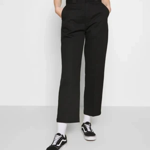 Dickies liknande byxor - Kostymbyxor från uniqlo som liknar de klassiska dickies byxorna mycket! Lite längre än de får första bilden. 100% bomull, bra skick🌟