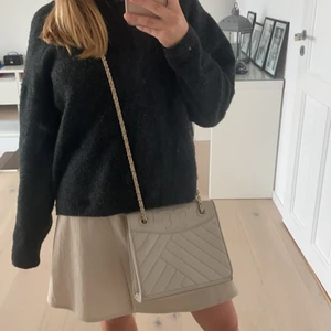 Tory Burch Väska - Säljer den här jättefina tory Burch väskan. Väskan är i jättebra skick och använd väldigt få gånger. 