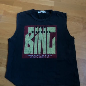 Linne - Jättecoolt oversized linne med tryck på både framsida och baksida. Använts några få gånger, bra skick! 