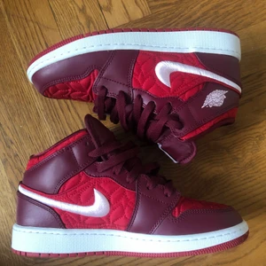 Air jordan mid 1 - Jordans i modellen Red Quilt. Helt nya, endast prövade. Säljer då dom är för små för mig, storlek 37,5. Köpte för 1500kr säljer för 1000kr plus frakt 66kr. Skickas med originallåda. 