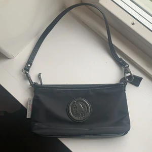 Polo väska - Superfin väska köpt i Cortina Italien, kommer med ett långt band även;)