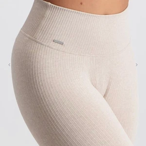 Aimn beige seamless tights - Säljer nu mina tights, för jag använder de knappt tyvärr så de ligger mest i garderoben. (Går att få fler bilder)💕 frakten är inkl. i priset🥰