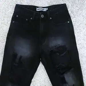 Svarta slitna jeans från The Rockn Rev <3 Byxorna är endast använda 1 gång då de är för små för mig. Frakt tillkommer! :)