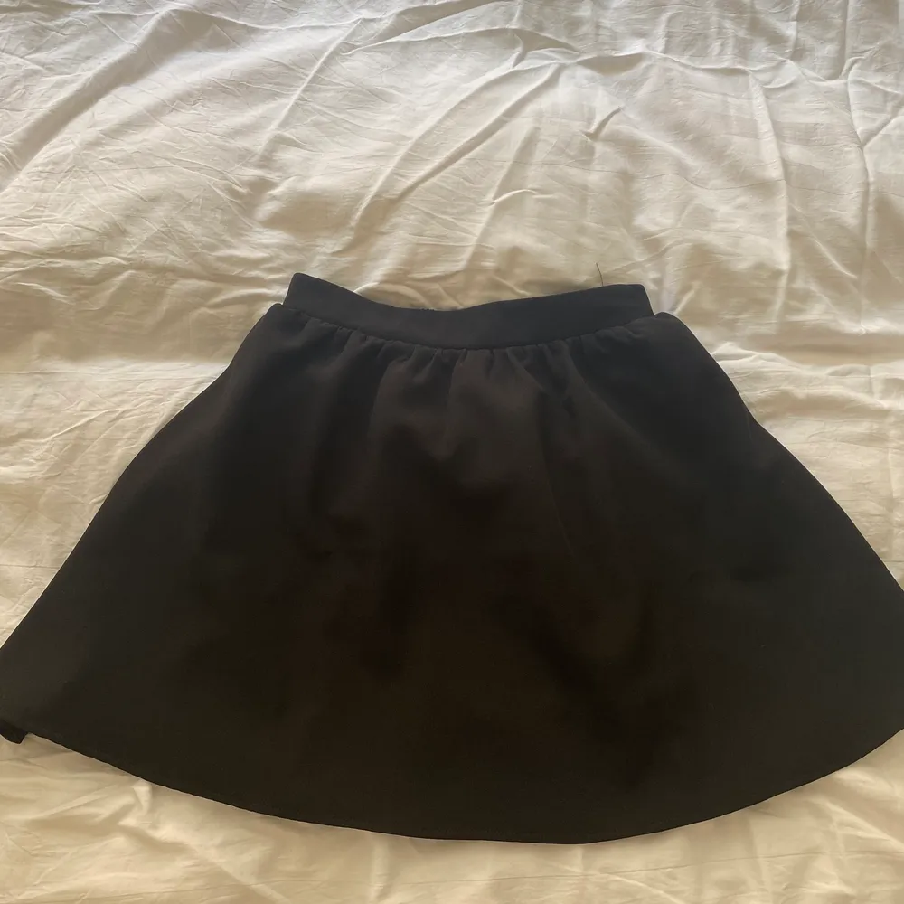 En svart ballong kjol i storlek S  Kjolen och är använd ett fåtal gånger så den är så gott som ny. . Kjolar.