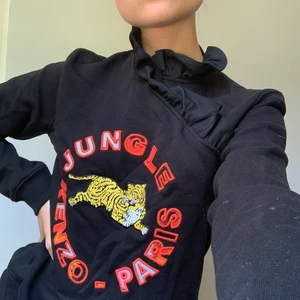 Svart tjocktröja från Kenzo X Hm strl S - Svart tjocktröja från Kenzo X Hm i storlek small. Tröjan är i väldigt fint skick. Köparen står för frakten! ☺️