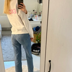 Sweatshirt  - Cool vit sweatshirt med rosa text på ryggen. Inte genomskinlig. Tröjan är i storlek S men passar lika bra på någon med XS eller M. Skriv privat för mer information och mer bilder. Priset + Frakt😌