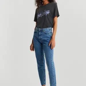 Säljer dessa jeans från Gina tricot i storlek 40. Köpta 2018 och använda men i bra skick. Köparen står för frakt:)