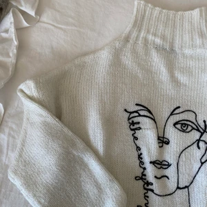 Stickad tröja🤍 - Vit stickad tröja från Nakd med ett broderat ansikte. Något nopprig men annars fin🤍