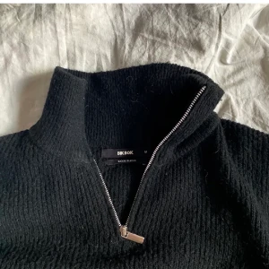 Stickad svart tröja - Storlek S, lånade bilder på storlek M. Super fin använd fåtal gånger säljer pga har många😛 Kontakta mig för o köpa🧡