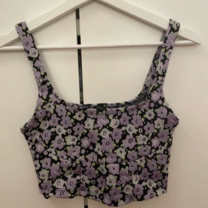 Blommig topp från Zara - Lila-blommig topp från Zara. Helt ny, med prislapp kvar. Nypris 119kr. Säljer för 60 + frakt