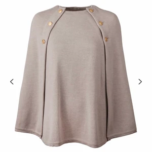 Stenströms cape / poncho  - Beige ylle poncho i storlek S från stenströms.  Mer info finns på stenströms hemsida,  den kostar 2 399kr nypris.  Fungerar utmärkt att använda som kofta inomhus och även utanpå/över en jacka utomhus.