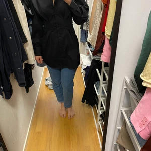 Skjorta  - En svart lite längre skjorta med markerad midja. Använd 1 gång så i väldigt bra skick. Jag är 175 så om man är lite kortare kan den användas som klänning 