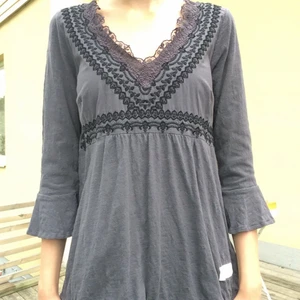 Odd Molly blus - Jättefin grå Odd Molly blus med svarta spetsdetaljer. Tyget är otroligt mjukt och sönt och toppen har en fin passform. Endast använd en gång. Blusen passar både till fest och till vardags.