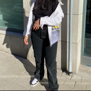 Zara jeans - Säljer dessa zara jeans då de är alldeles för stora i midjan. Har använts 1 gång och är i väldigt bra skick. Köpte i 2 st större än vanligt då zara jeans brukar vara rätt så små men de blev stora i midjan💗 st 46 passar 42 skulle jag säga! 