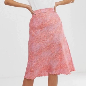 Rosa/röd kjol - Intressekonflikt på min Rosa/röd prickig kjol från Only, superfin med resår i midjan och längre modell! Färgen är mer som bilden med glassen, andra bilden är från hemsidan! Storlek S men passar även en liten M då midjan är elastisk! 🤍 köp direkt för 200! 