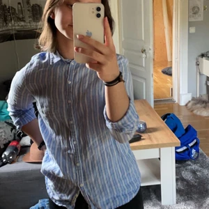 skjorta  - säljer min fina skjorta som går att styla på flera olika sätt, säljer för att den inte kommer till användning. använd ett fåtal gånger, köparen står för frakten<3