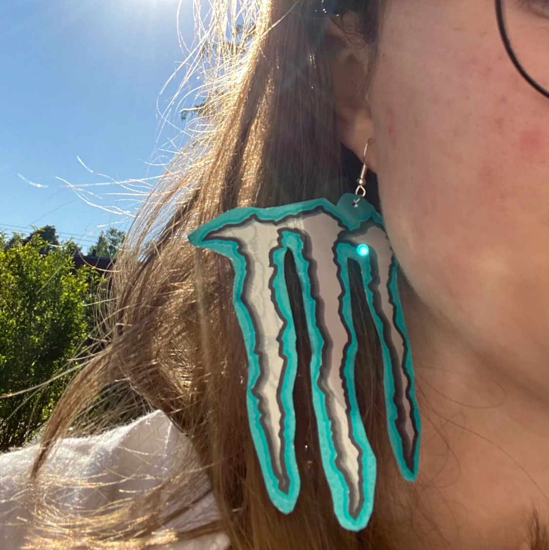 Jumbo statementörhängen med Monster-logga