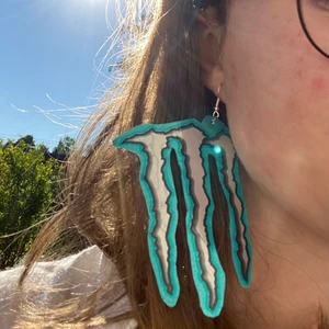 Jumbo statementörhängen med Monster-logga - Handgjorda örhängen i aluminium, endast provade för bilder och givetvis disinfekterade efterråt. Betalning via swish, skriv om du har frågor om produkten:)