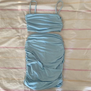 Två delad Outfit  - En väldigt fin två delad outfit i färgen baby blå, oanvänd och är i storleken xs 