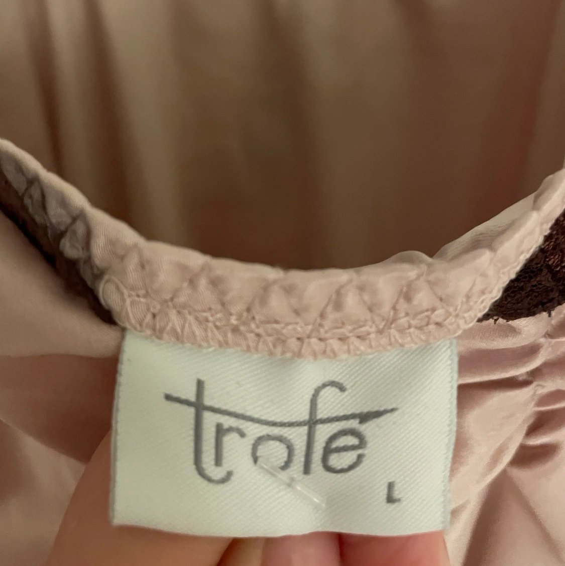 Rosa silkesklänning med bruna detaljer - 91