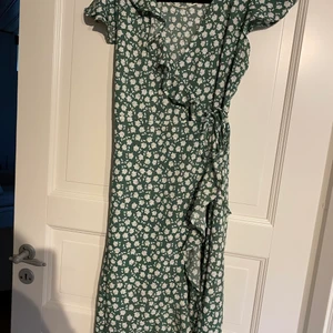 Somrig klänning - En sååå fin somrig klänning som tyvärr är för stor för mig:( underbar grön färg med vita blommor 🌺 