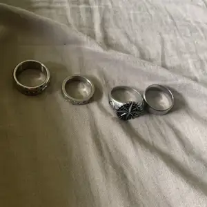 Säljer 4 stycken silver ringar i olika storlek, hör av er om ni har intresse för nån ring ( olika pris på varje ring beroende på skick och storlek) 