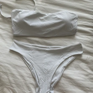 Vit bikini - Endast provad med egna trosor under, trosskyddet är även kvar.