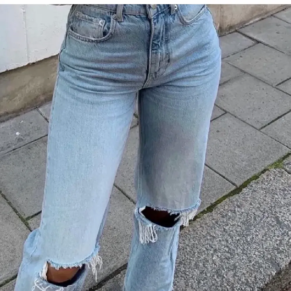 säljer nu dessa skitsnygga och populära jeansen från Gina tricot! Endast använda ca 2 gånger och är därför i jättefint skick! det är LÅNADE bilder men kan självklart skicka egna om det skulle önskas!💓köptes för 600kr. köparen står för frakt!. Jeans & Byxor.