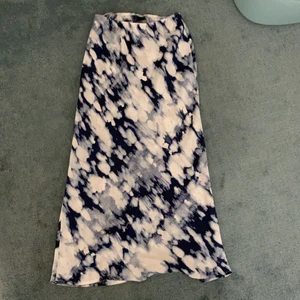 superfin satinkjol - En jättefin satinkjol i skönt luftigt material. Formar sig fint efter kroppen. Vadlång är den. Storlek: 36. Toppskick som ny.