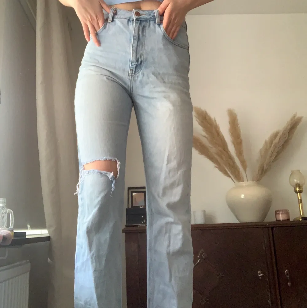 Raka jeans från NAKD med ett hål på ena knät. I fint med använt skick. Hör av er vid frågor💞. Jeans & Byxor.