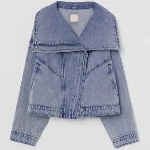 Jeansjacka - INTRESSEKOLL! På denna populära slutsålda jacka från HM, den är i nyskick och använd ett fåtal gånger. Buda! HÖGSTA BUD: 600