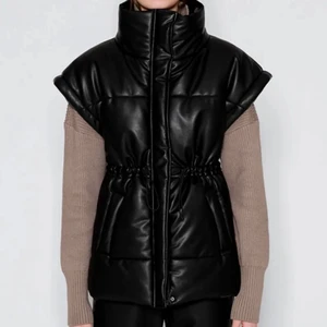 LXA västen 🤍 - Säljer min oanvända LXA väst i storlek S! Köpt för 800 kr, säljer för 800 kr + frakt eller vid snabb affär är jag öppen för förslag! 🥰🤍