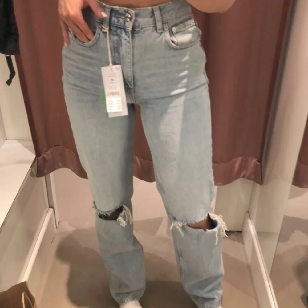 De trendiga jeansen från Gina tricot! Storlek 34 och passar mig som är 170💕köpare står för frakt💕💕. Jeans & Byxor.