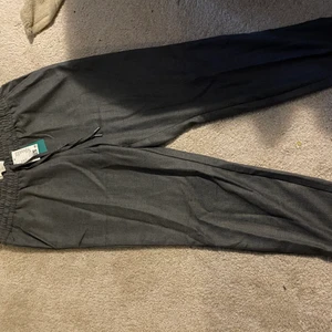 Kostym byxor gråa - Kostymbyxor från hm för dam gråa, oanvända 