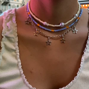 PEARL🤍 - Ett av våra första halsband, går att mixa och matcha med mycket. Här med vårat reagge halsband, succé! 🤍 (halsbandet längst upp) ✨