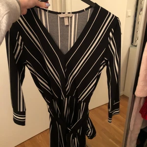 Klänning med fickor och knyte i midjan - Fint skick 