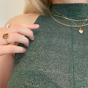 Festtopp  - Supersnygg glittrig topp från Gina. Första bilden visar färgen bäst. Använd ett fåtal gånger. Tyvärr för liten för mig. 💗💗 Köparen står för frakten. Kan annars mötas upp i Lund.