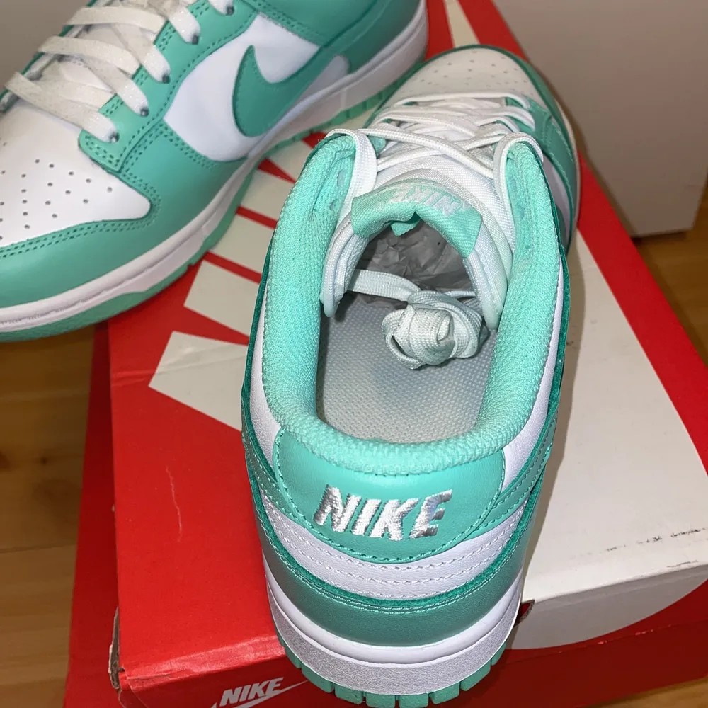 Två par Nike dunk ”Green Glow” i storlek EU 40, aldrig använda! (DS). Kommer med låda och kvitton finns självklart! (Lådorna har små skador, om det är ett problem för dig , skicka ett pm så kan jag skicka mer bilder). Pris är 2400kr inklusive frakt! (Per par). Skor.