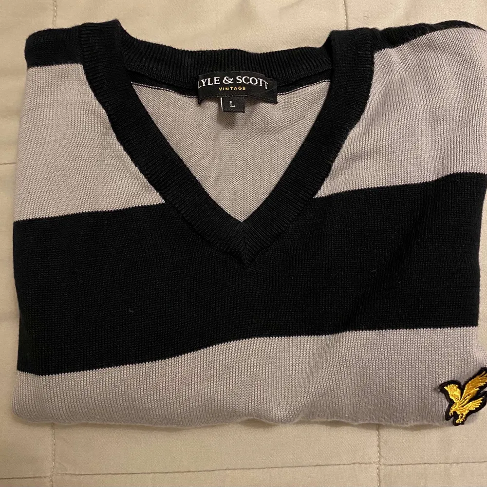 Säljer denna snygga randiga tröja från Lyle And Scott 🖤💛 nypris ca 900kr. Den är i storlek L.  :) . Tröjor & Koftor.