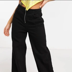 Svarta Jeans/ Byxor  - Säljer dessa fina svarta byxor. Jätte fina på, så snyggt med en liten topp till. Har aldrig använt dessa dock, så dom bara ligger där.. roligare om dom kan få ett bättre liv hos någon annan! 💜